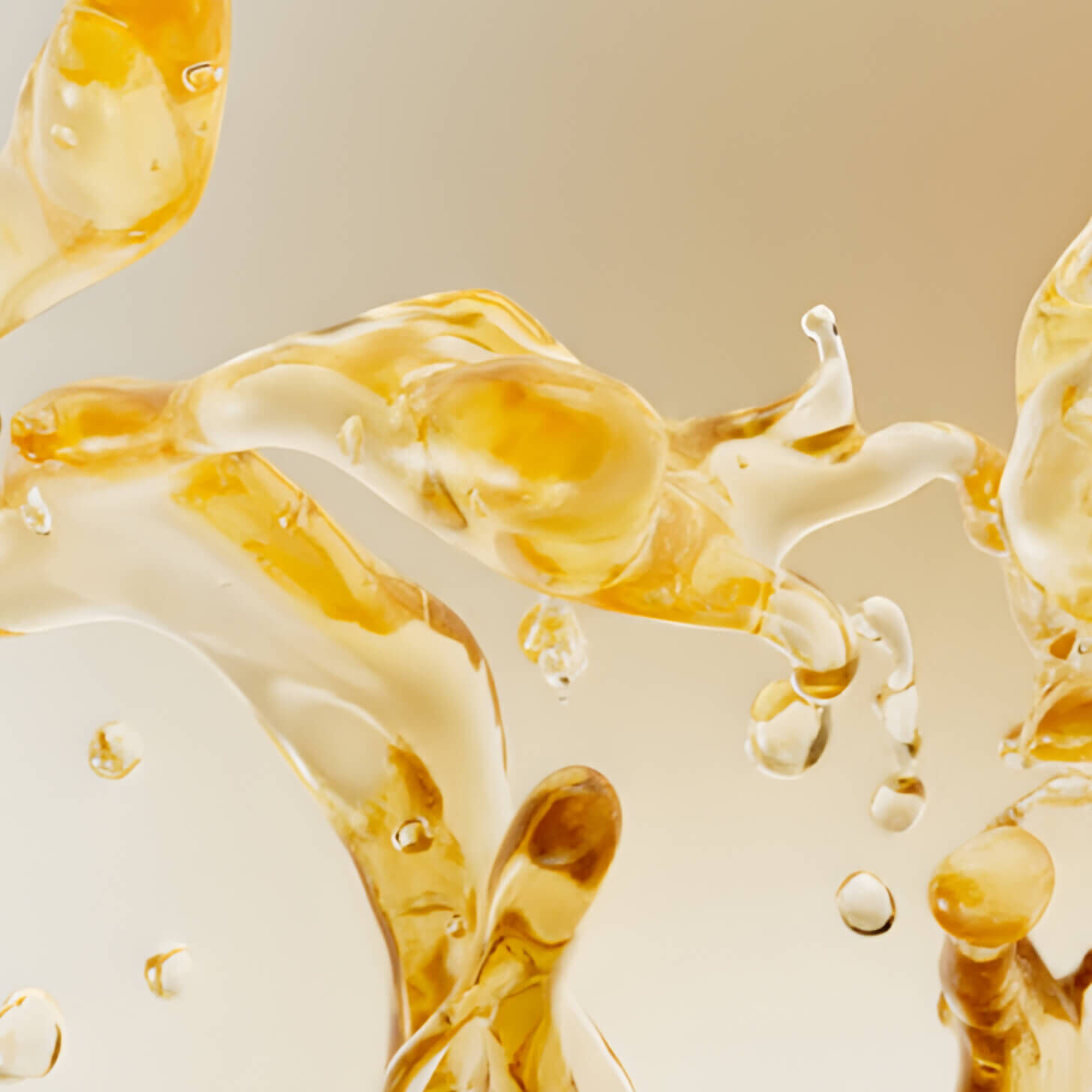 Formulated with a combination of marula and argan oils, the Elixir Ultime hair oil provides nutrition, softness and elasticity, and restores the shine of your hair.